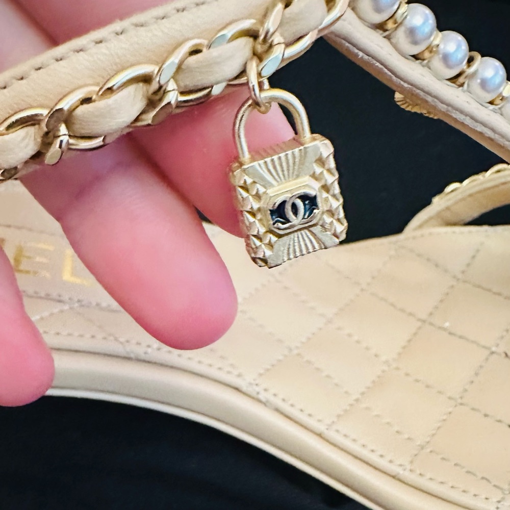 SOLD! CHANEL 22P BEIGE LAMBSKIN JEWELRY CHARMS SANDALS - Picture 8 of 8